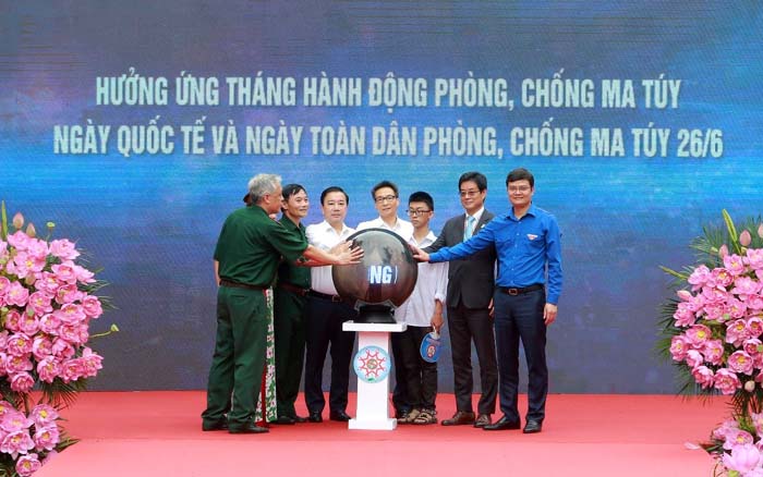 Các đại biểu bấm nút hưởng ứng Tháng hành động phòng, chống ma túy năm 2022