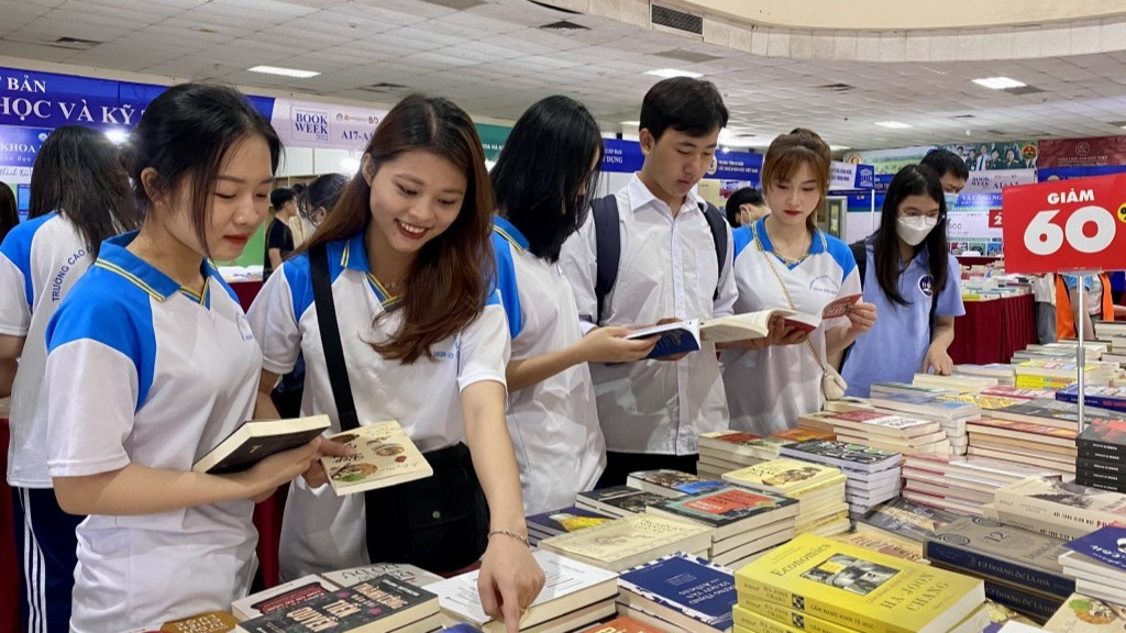Các bạn trẻ hào hứng tham gia các ngày hội sách
