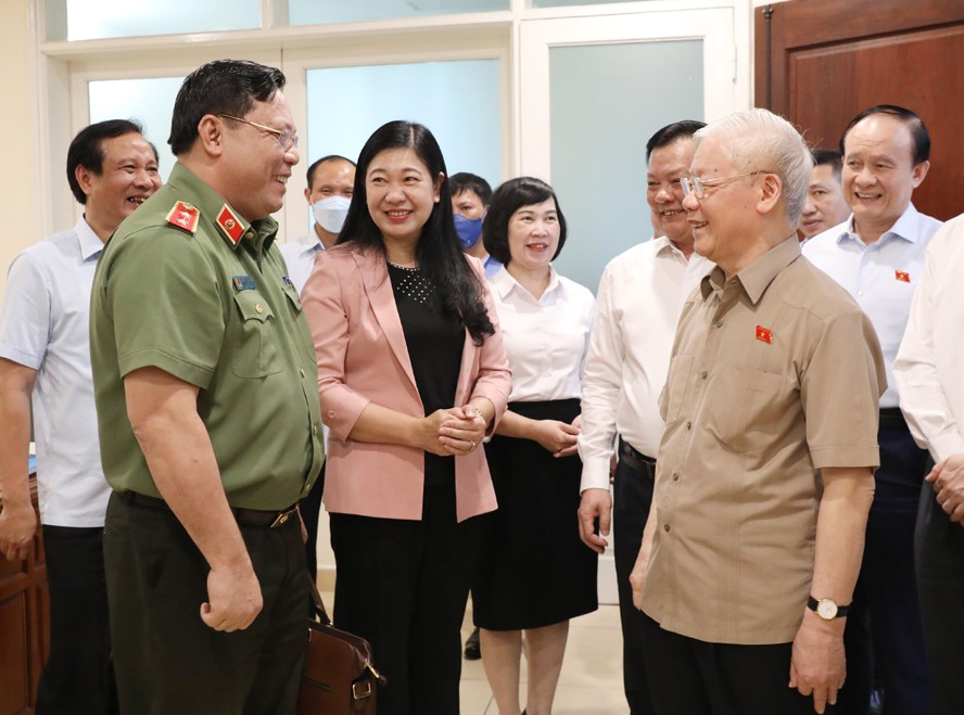  Tổng Bí thư Nguyễn Phú Trọng và các đại biểu tại buổi tiếp xúc cử tri