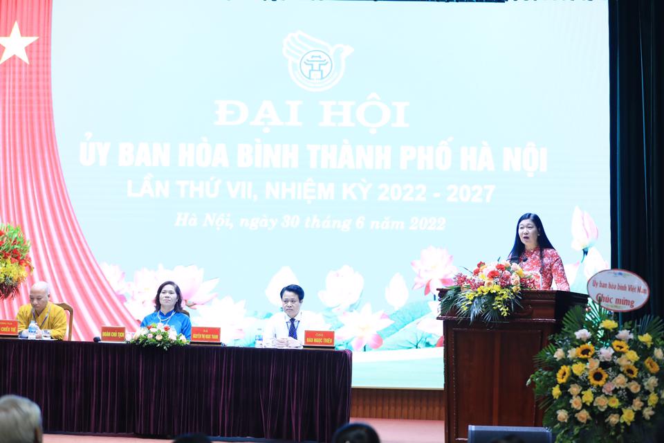  Chủ tịch Liên hiệp các tổ chức hữu nghị TP Hà Nội Nguyễn Lan Hương phát biểu tại Đại hội. 