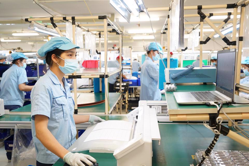  Hoạt động sản xuất hàng xuất khẩu tại Công ty TNHH Rhythm Precision Việt Nam, huyện Sóc Sơn, Hà Nội. Ảnh: Phạm Hùng  
