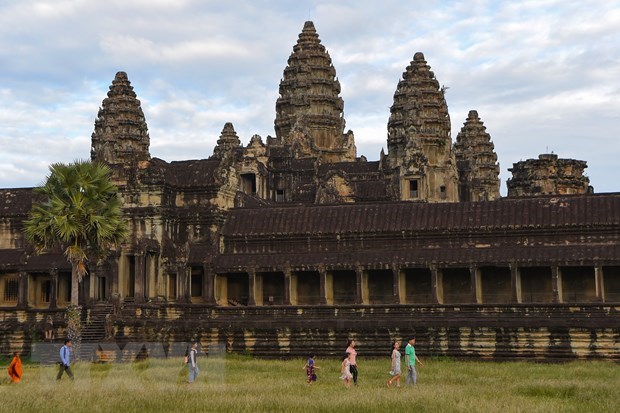  Khách du lịch tham quan đền Angkor Wat ở tỉnh Siem Reap, Campuchia. (Ảnh: AFP/TTXVN)