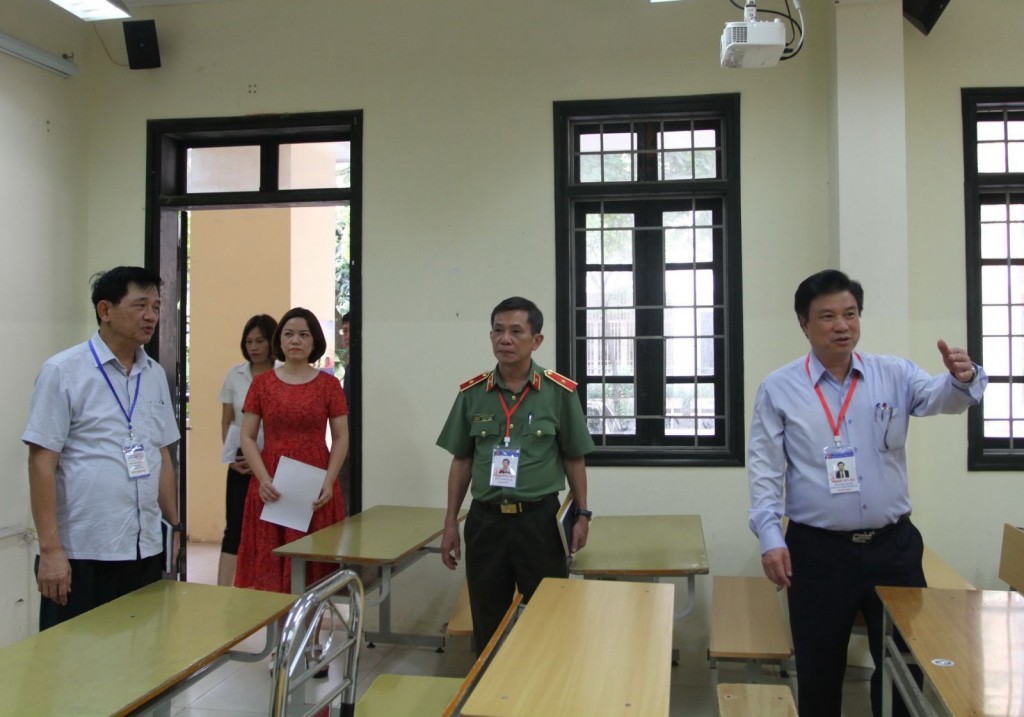  Thứ trưởng Bộ GD&ĐT Nguyễn Hữu Độ kiểm tra điều kiện cơ sở vật chất ở một điểm thi tại Hà Nội trước kỳ thi tốt nghiệp THPT năm 2022