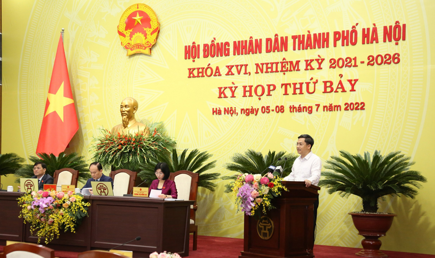  Phó Chủ tịch UBND thành phố Hà Nội Hà Minh Hải trình bày báo cáo tại kỳ họp.