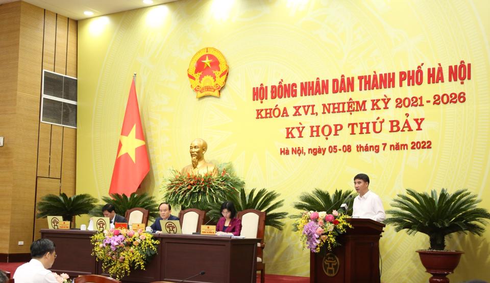  Giám đốc Sở Tài chính thành phố Hà Nội Nguyễn Xuân Lưu trình bày tờ trình tại Kỳ họp.
