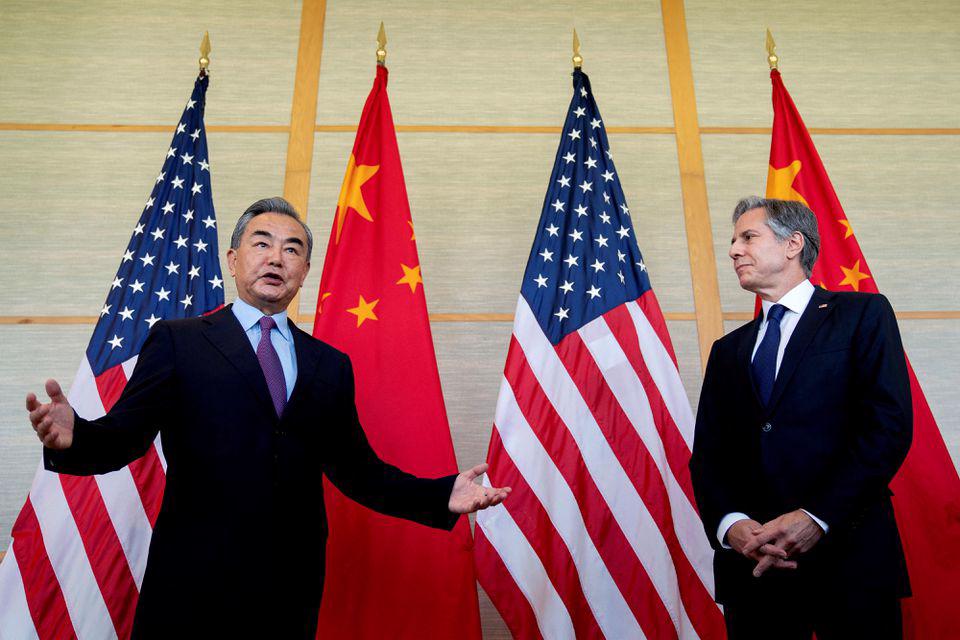  Ngoại trưởng Mỹ Antony Blinken và Bộ trưởng Ngoại giao Trung Quốc Vương Nghị. Ảnh: Reuters