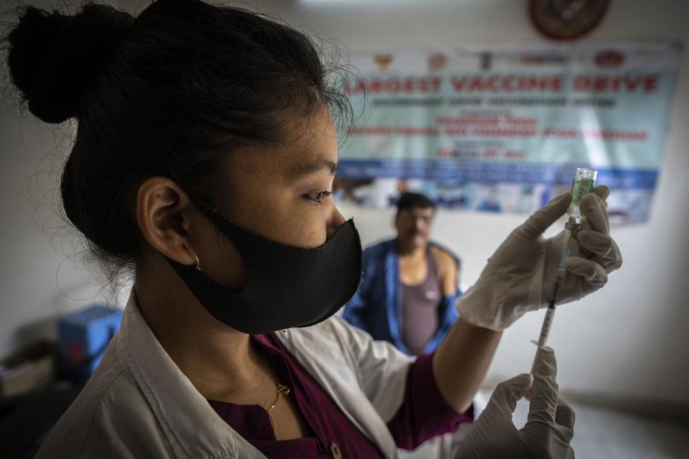  Y tá chuẩn bị tiêm vaccine COVID-19 cho người dân tại một trung tâm tiêm chủng tư nhân ở Gauhati, Ấn Độ. Ảnh: AP