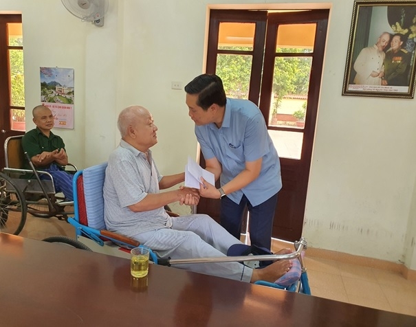  Phó Giám đốc Sở LĐTBXH Hà Nội Nguyễn Quốc Khánh thăm, tặng quà thương binh tại Trung tâm Điều dưỡng Thương binh Thuận Thành. Ảnh minh họa