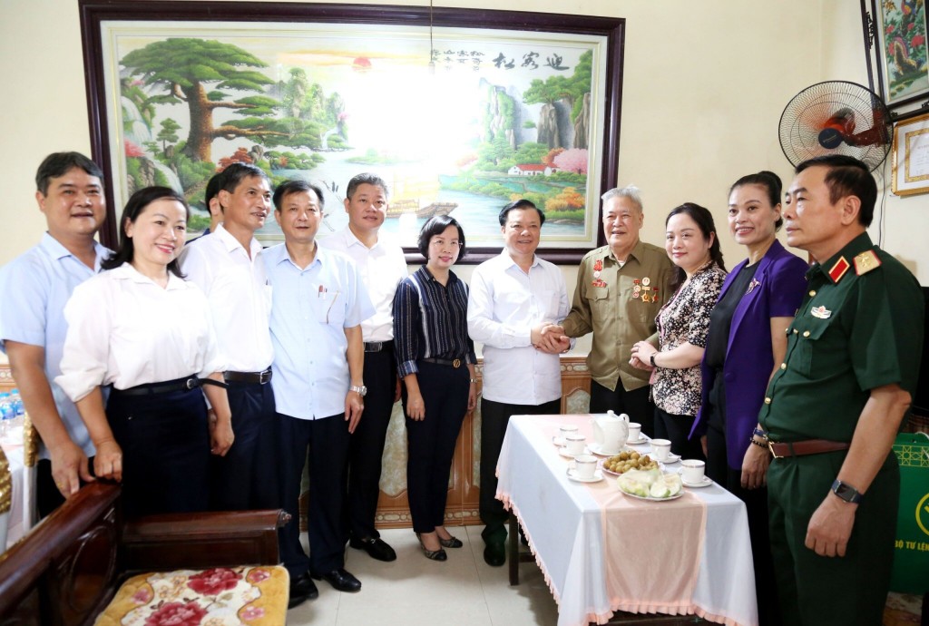  Bí thư Thành ủy Đinh Tiến Dũng cùng đoàn công tác TP thăm, tặng quà 2 gia đình chính sách tiêu biểu trên địa bàn huyện Ứng Hòa