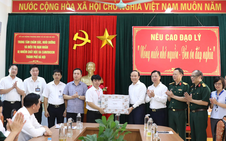   Phó Bí thư Thành ủy, Chủ tịch HĐND thành phố Hà Nội Nguyễn Ngọc Tuấn trao quà tặng Trung tâm Chăm sóc, nuôi dưỡng và điều trị nạn nhân bị nhiễm chất độc da cam/dioxin thành phố.