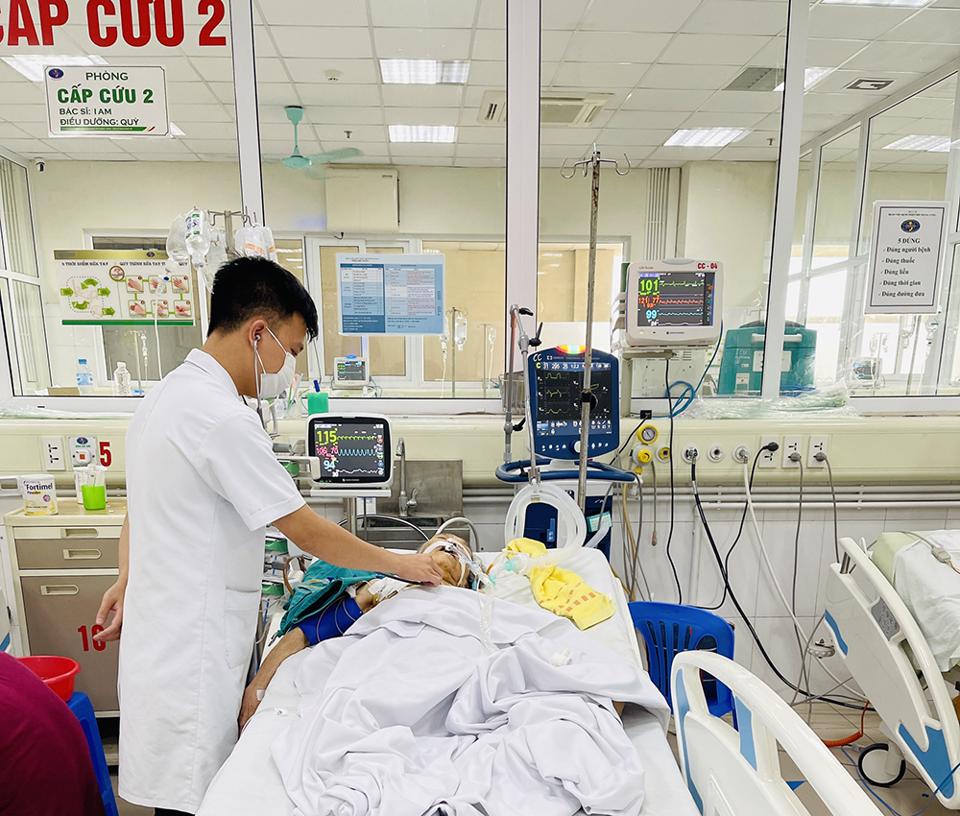  Bác sĩ thăm khám cho bệnh nhân đang điều trị tại Bệnh viện Bệnh nhiệt đới Trung ương.