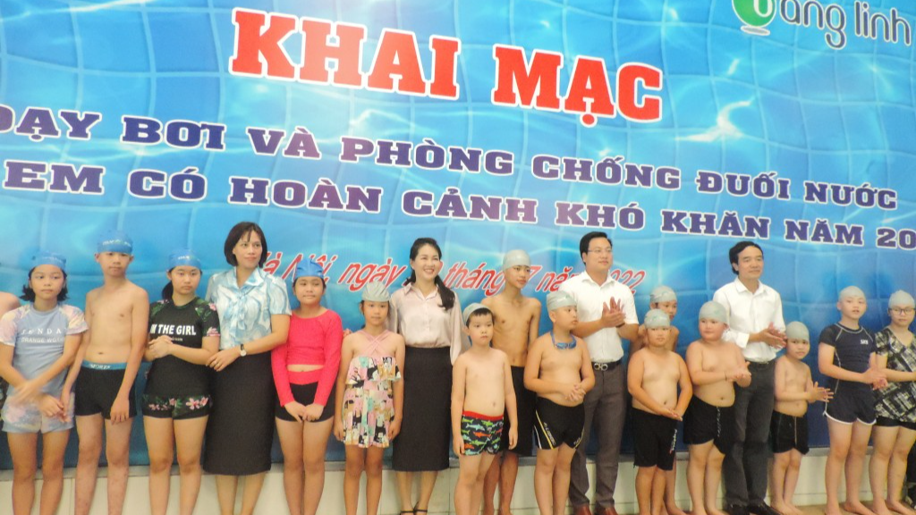  Các vị đại biểu tặng mũ bơi đến các em học sinh