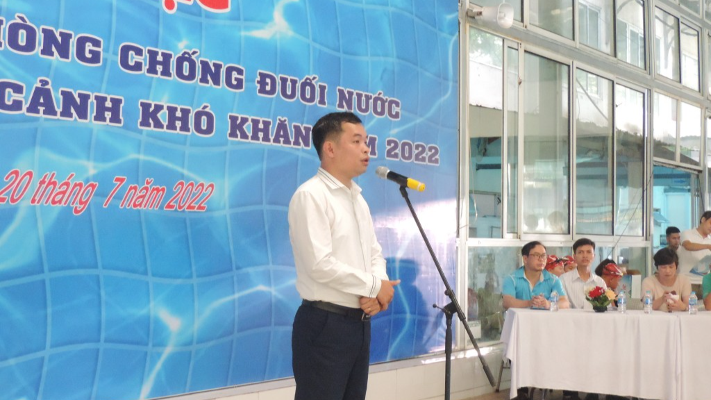  Phó Giám đốc Cung Thanh niên Hà Nội Trần Phúc Lộc phát biểu khai mạc lớp học bơi