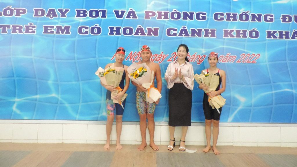  Giám đốc Cung Thanh niên Hà Nội Dương Việt Hà tặng hoa cho các em thiếu nhi