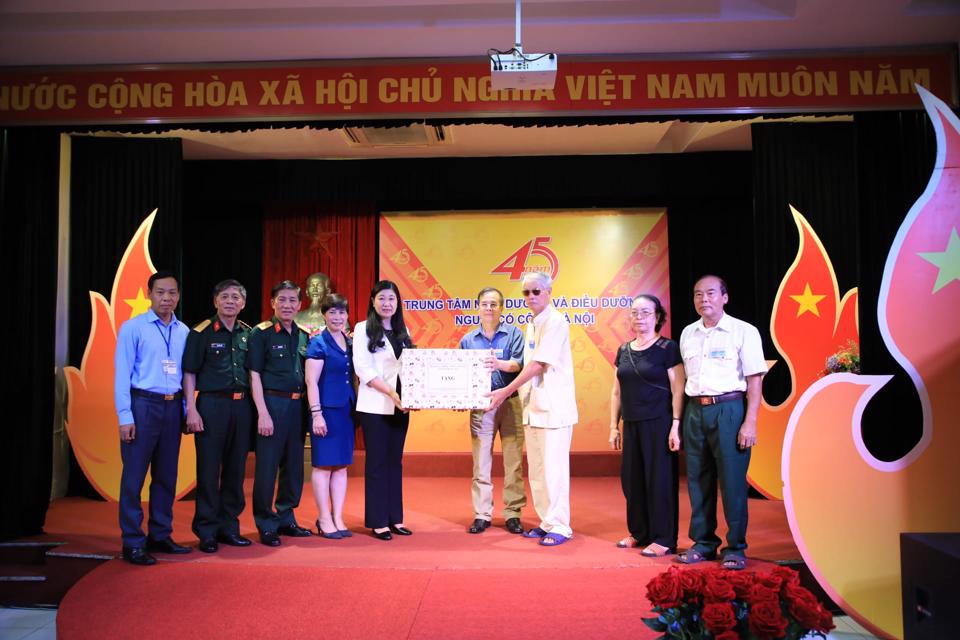  Chủ tịch Uỷ ban MTTQ TP Hà Nội Nguyễn Lan Hương tặng quà cho cán bộ, nhân viên và người có công tại Trung tâm