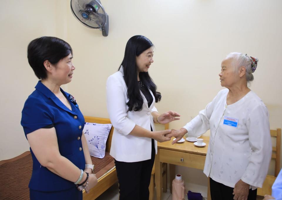  Chủ tịch Uỷ ban MTTQ TP Hà Nội Nguyễn Lan Hương thăm hỏi các cụ tại Trung tâm