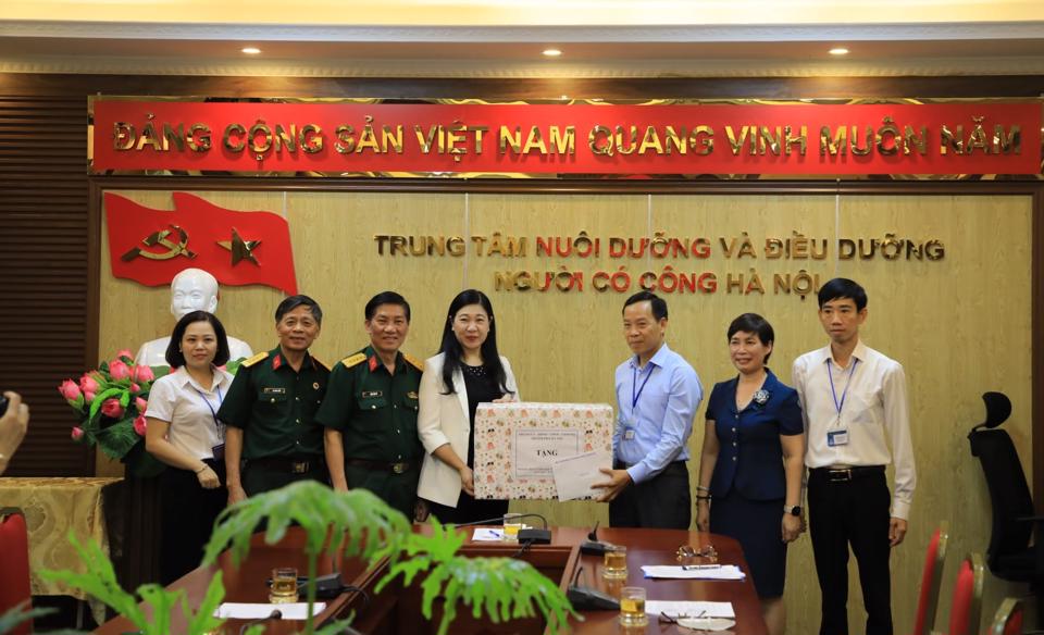  Chủ tịch Uỷ ban MTTQ TP Hà Nội Nguyễn Lan Hương tặng quà  cho cán bộ, nhân viên tại Trung tâm 