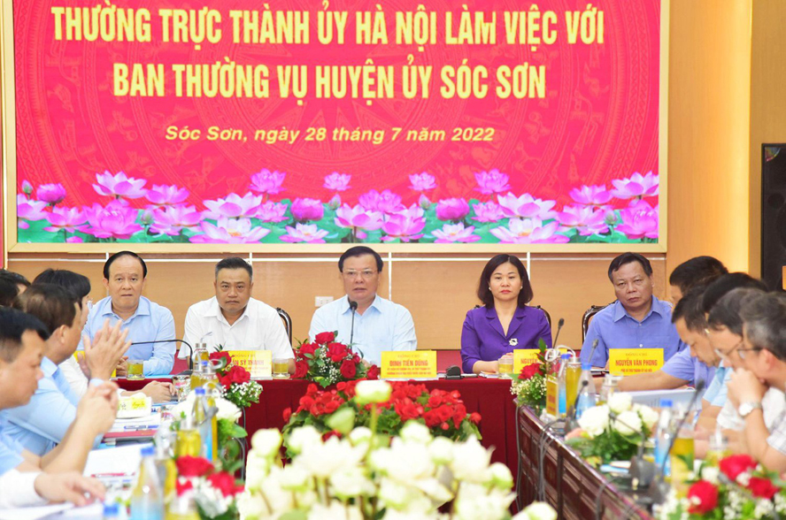  Các đồng chí Thường trực Thành ủy Hà Nội chủ trì buổi làm việc với Ban Thường vụ Huyện ủy Sóc Sơn.