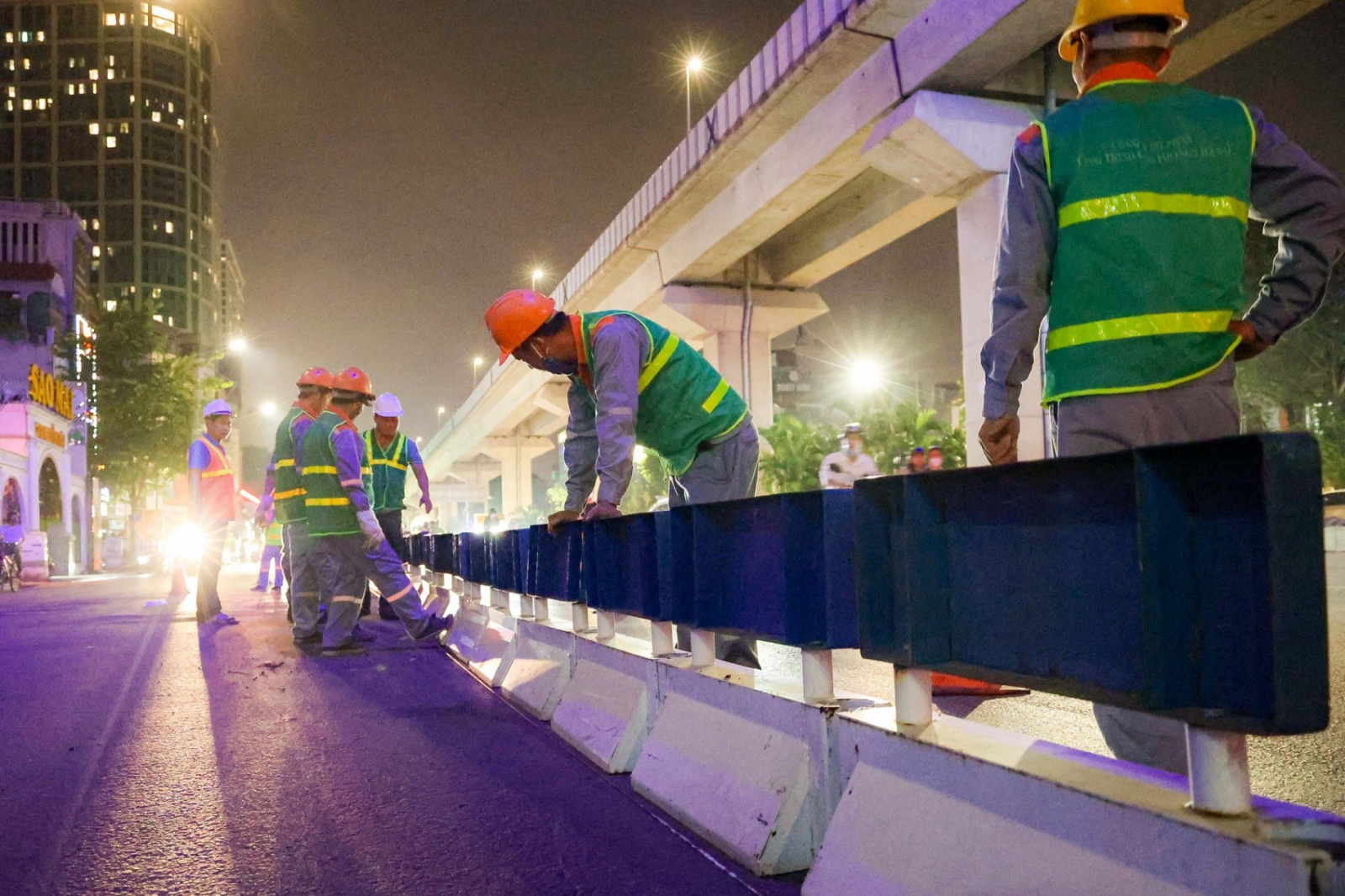 Trước đó, vào tối ngày 5/8, lực lượng chức năng bắt đầu tiến hành lắp đặt dải phân cách cách để phân luồng và thay đổi biển báo phân làn trên trục đường Nguyễn Trãi (Thanh Xuân, TP.Hà Nội).