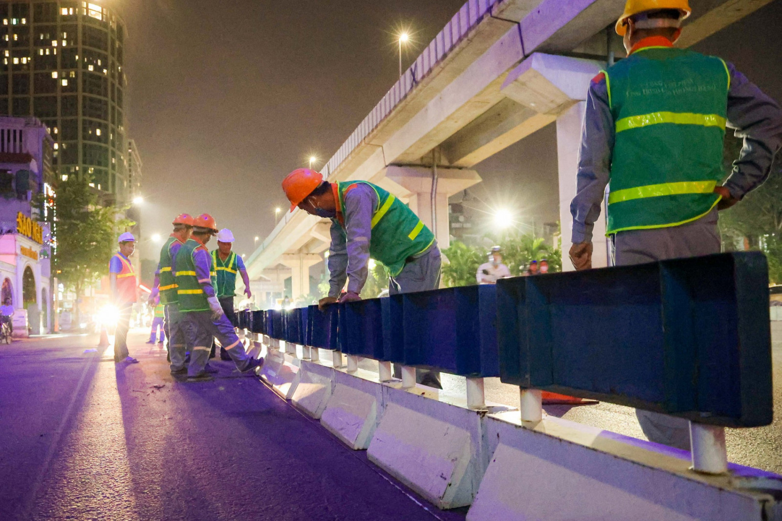  Trước đó, vào tối ngày 5/8, lực lượng chức năng bắt đầu tiến hành lắp đặt dải phân cách cách để phân luồng và thay đổi biển báo phân làn trên trục đường Nguyễn Trãi (Thanh Xuân, TP.Hà Nội).