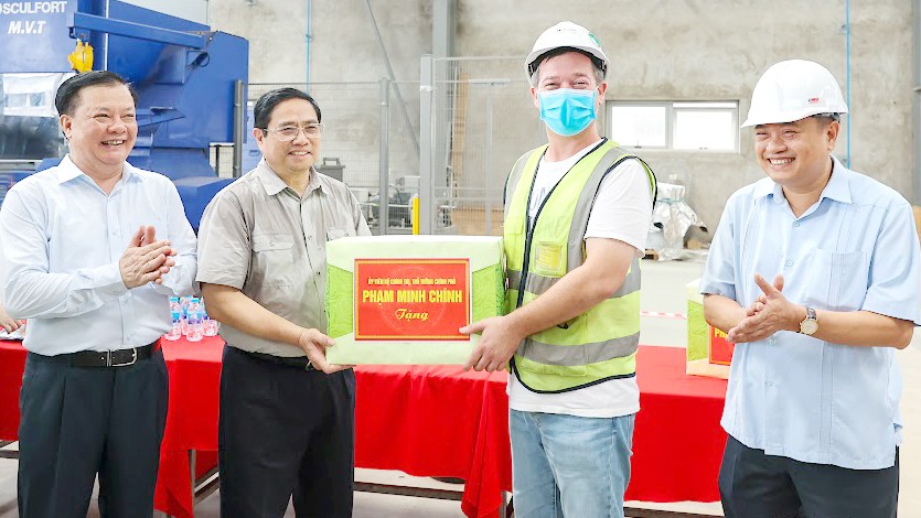  Thủ tướng Chính phủ Phạm Minh Chính tặng quà đội ngũ kỹ sư, công nhân các đơn vị đang thực hiện dự án (Ảnh: VGP/Nhật Bắc)