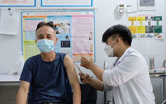  Huyện Thường Tín đẩy nhanh tiến độ tiêm mũi 4 vắc xin Covid-19 tại các xã.