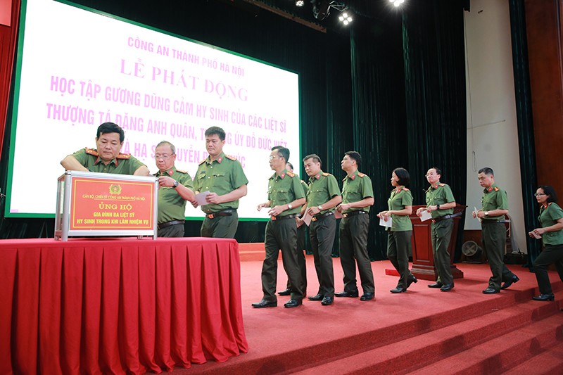  Cán bộ, chiến sỹ Công an TP Hà Nội ủng hộ gia đình 3 liệt sỹ