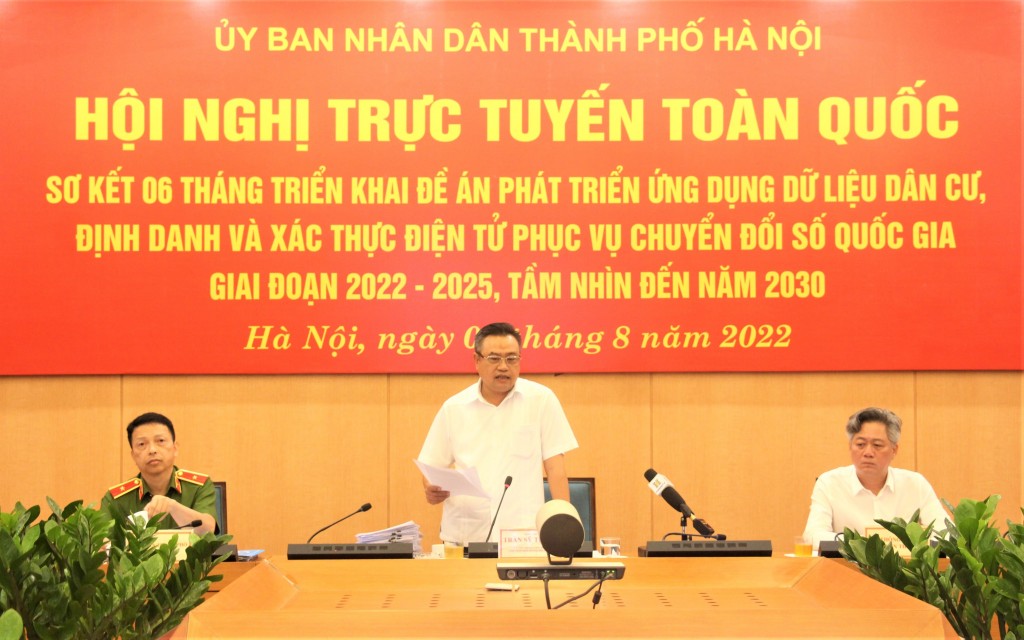  Chủ tịch UBND TP Hà Nội Trần Sỹ Thanh báo cáo tại điểm cầu Hà Nội