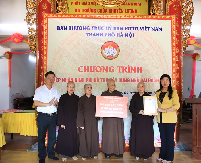  Chủ tịch Ủy ban MTTQ Việt Nam Thành phố Nguyễn Lan Hương tiếp nhận kinh phí ủng hộ
