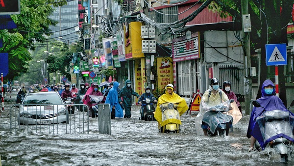  Hoàn lưu bão số 2 khiến nhiều đường phố Hà Nội 'biến' thành sông.