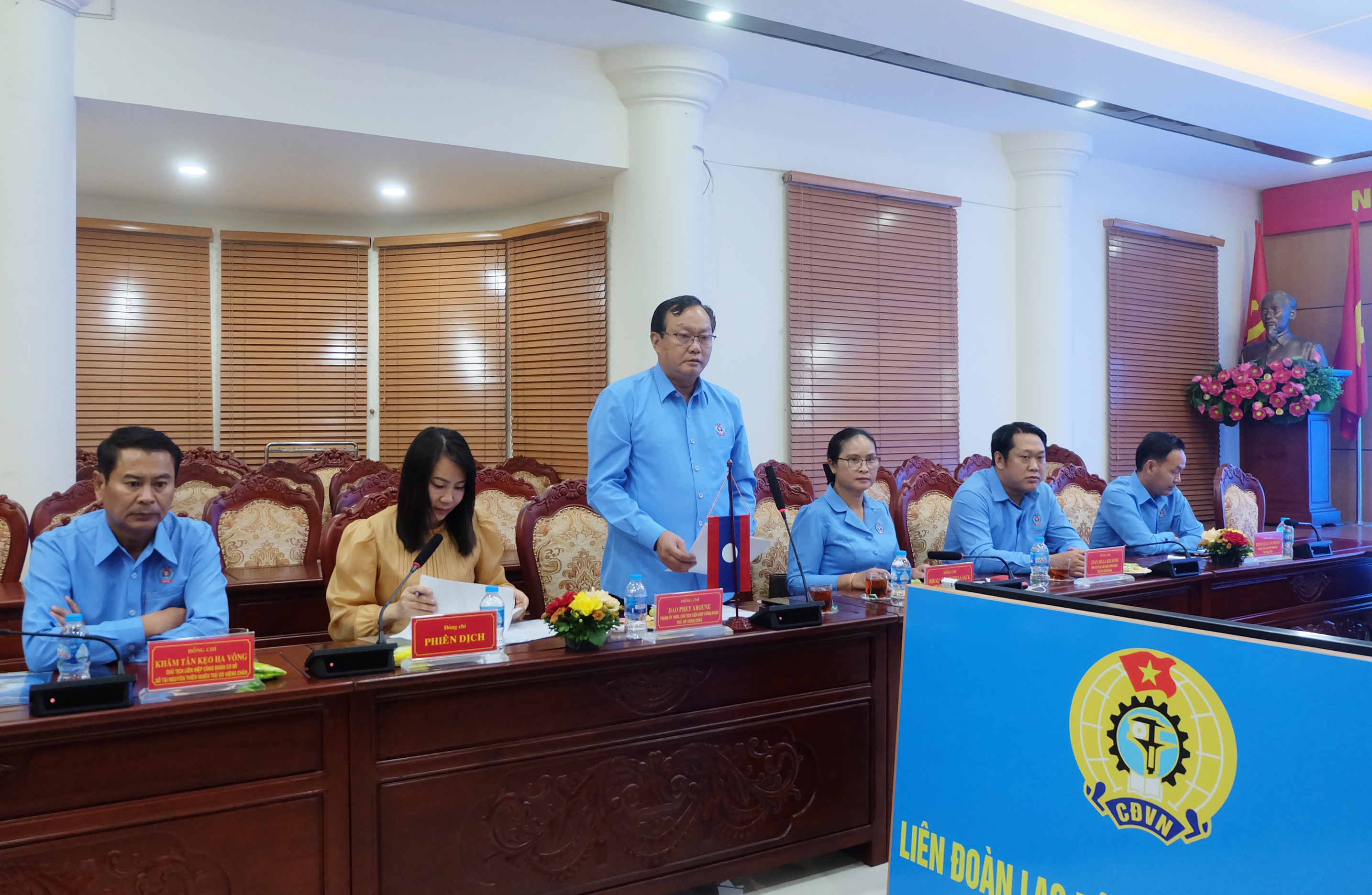  Chủ tịch LHCĐ Thủ đô Viêng Chăn Đao Phet Aroune phát biểu tại buổi hội đàm.