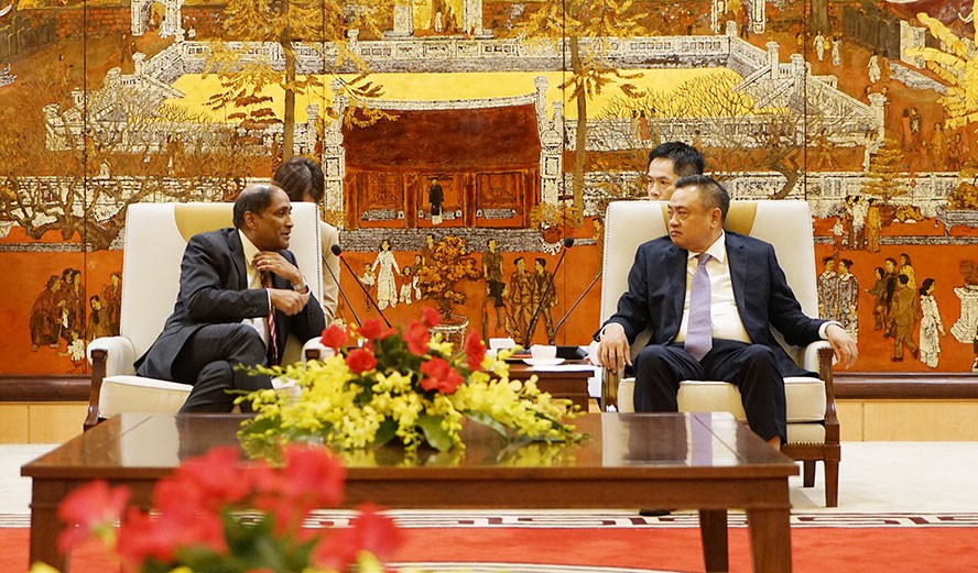  Chủ tịch UBND thành phố Hà Nội Trần Sỹ Thanh (phải) trao đổi với Đại sứ đặc mệnh toàn quyền nước Cộng hòa Singapore tại Việt Nam Jaya Ratnam tại buổi tiếp