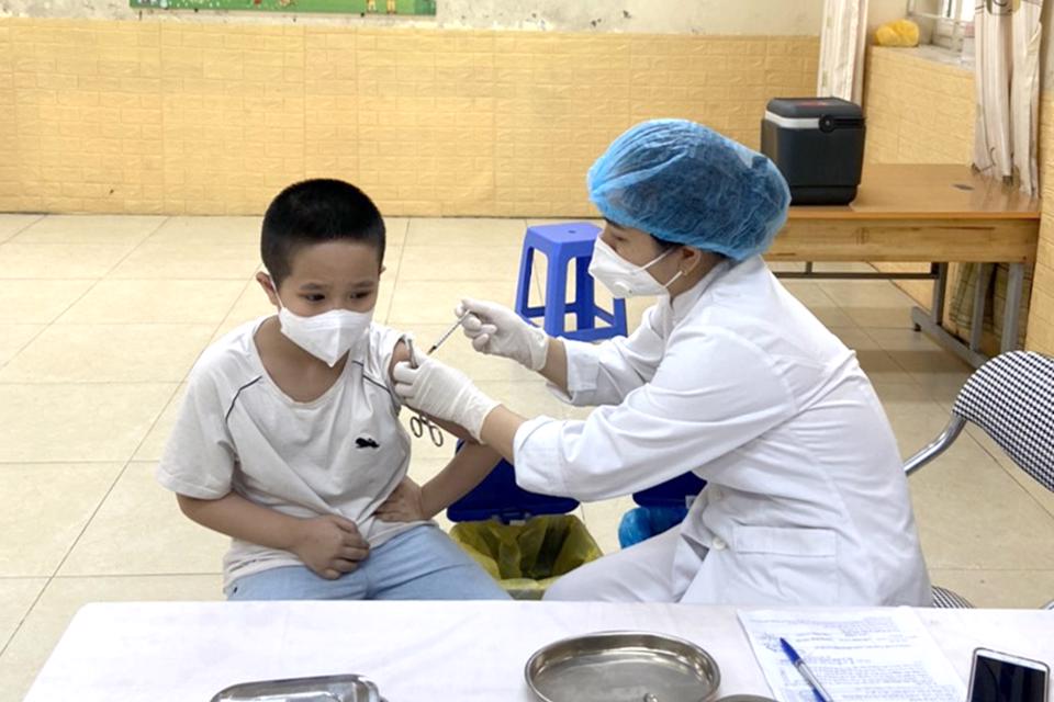  Nhân viên y tê tiêm vaccine cho trẻ từ 5 đến dưới 12 tuổi tại quận Thanh Xuân.