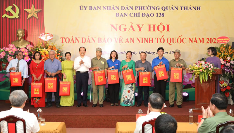  Chủ tịch HĐND thành phố Nguyễn Ngọc Tuấn trao quà cho các cá nhân phường Quán Thánh tích cực trong phong trào Toàn dân bảo vệ an ninh Tổ quốc.