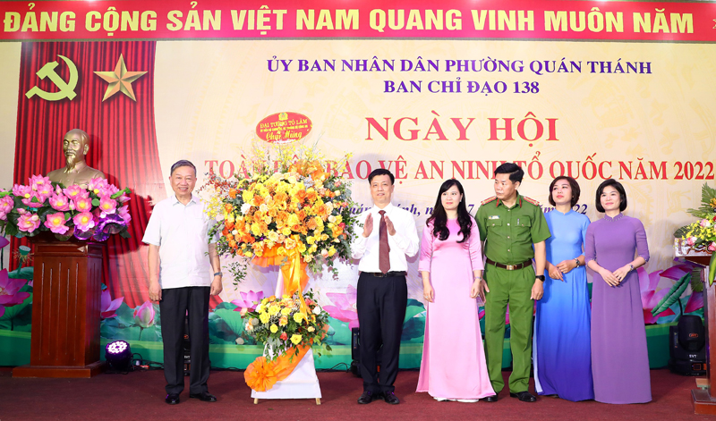  Đại tướng Tô Lâm, Bộ trưởng Bộ Công an tặng hoa cho phường Quán Thánh tại ngày hội.