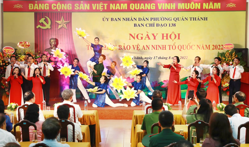  Nhân dân phường Quán Thánh biểu diễn văn nghệ chào mừng tại ngày hội.