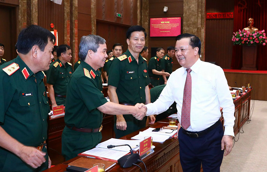  Bí thư Thành ủy Hà Nội Đinh Tiến Dũng với các đại biểu dự hội nghị.