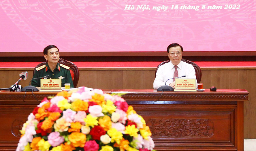  Bộ trưởng Bộ Quốc phòng, Đại tướng Phan Văn Giang và Bí thư Thành ủy Hà Nội Đinh Tiến Dũng chủ trì hội nghị.