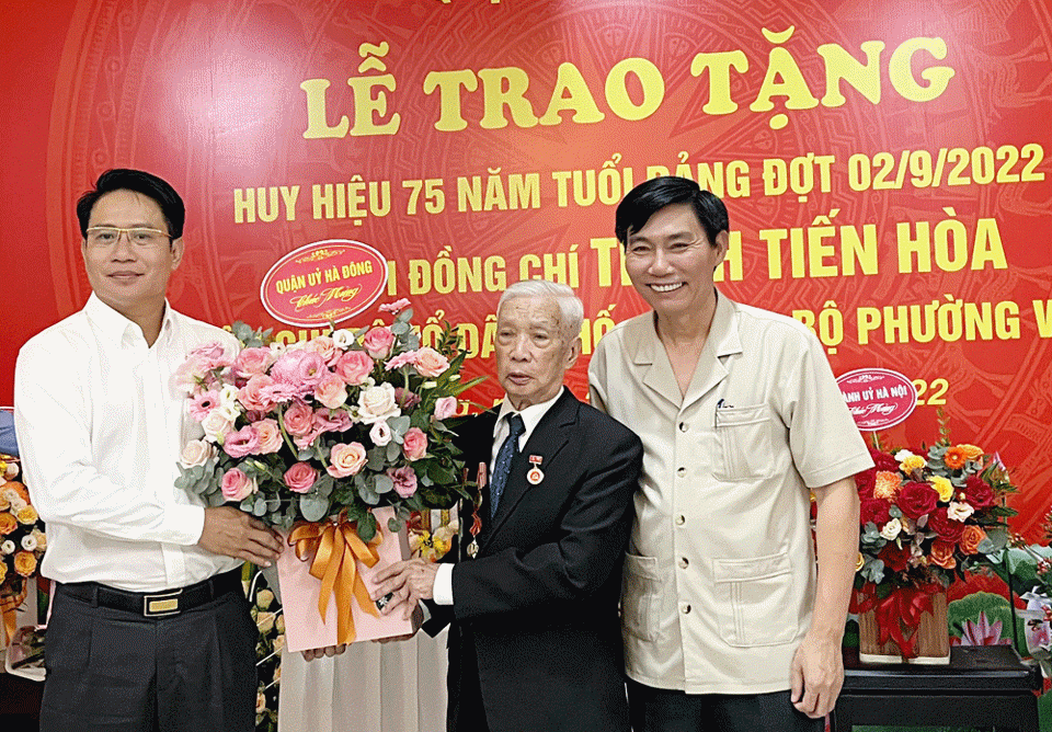  Lãnh đạo Quận ủy Hà Đông tặng hoa chúc mừng đảng viên lão thành Trịnh Tiến Hòa.
