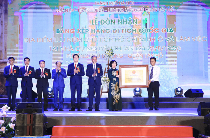  Lãnh đạo quận Tây Hồ đón nhận Bằng xếp hạng di tích quốc gia địa điểm lưu niệm Chủ tịch Hồ Chí Minh ở và làm việc tại gia đình cụ Nguyễn Thị An
