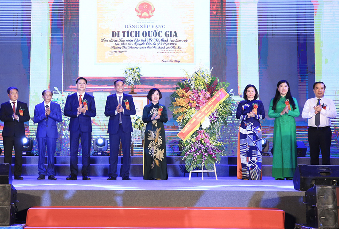  Lãnh đạo thành phố Hà Nội tặng hoa chúc mừng quận Tây Hồ