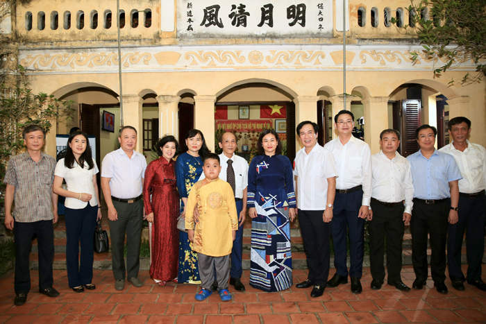  Phó Bí thư Thường trực Thành ủy Nguyễn Thị Tuyến cùng các đồng chí lãnh đạo quận Tây Hồ chụp ảnh lưu niệm với gia đình cụ Nguyễn Thị An