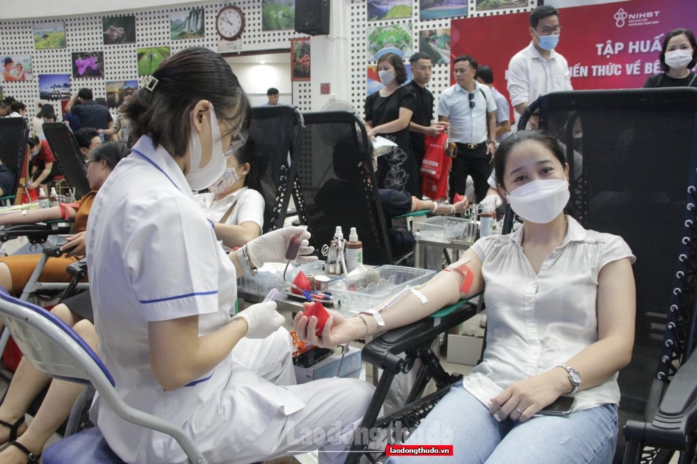  Đoàn viên hào hứng tham gia hiến máu tại ngày hội.