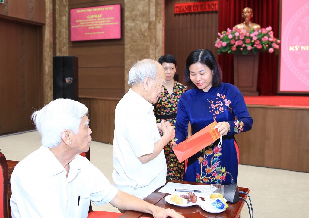  Phó Bí thư Thường trực Thành ủy Nguyễn Thị Tuyến tặng quà cho đại diện Ban Liên lạc Chiến sĩ cách mạng bị địch bắt tù đày TP Hà Nội