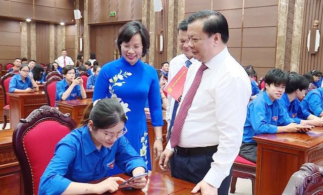  Các đồng chí lãnh đạo thành phố Hà Nội chứng kiến các thí sinh thi tại lễ phát động Hội thi tìm hiểu Nghị quyết 15-NQ/TW