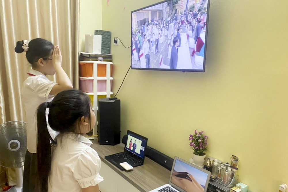  Học sinh theo dõi Lễ Khai giảng năm học 2021-2022 qua truyền hình.