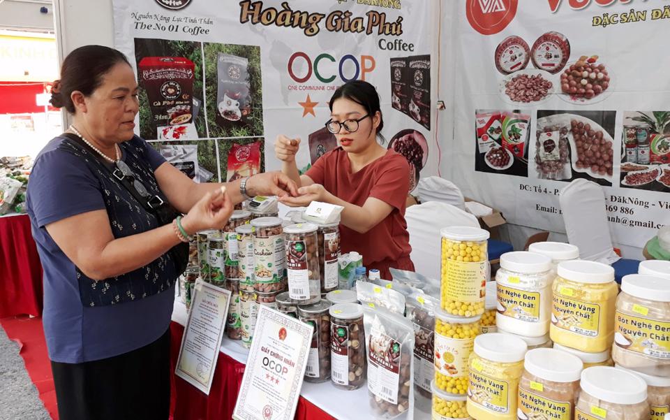  Người tiêu dùng mua sản phẩm OCOP tại Tuần hàng Việt do Sở Công Thương Hà Nội tổ chức