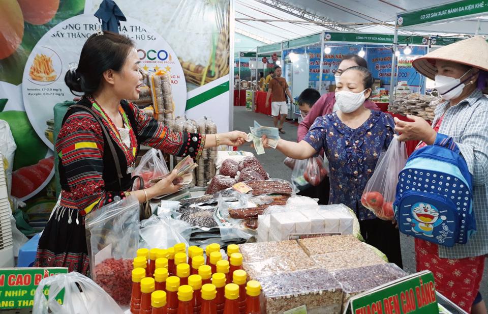Người tiêu dùng mua sản phẩm OCOP tại Tuần hàng Việt do Sở Công Thương Hà Nội tổ chức 
