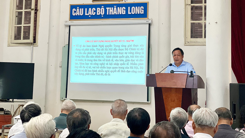  Phó Bí thư Thành ủy Nguyễn Văn Phong thông tin về Nghị quyết số 15-NQ/TƯ của Bộ Chính trị tại Câu lạc bộ Thăng Long.