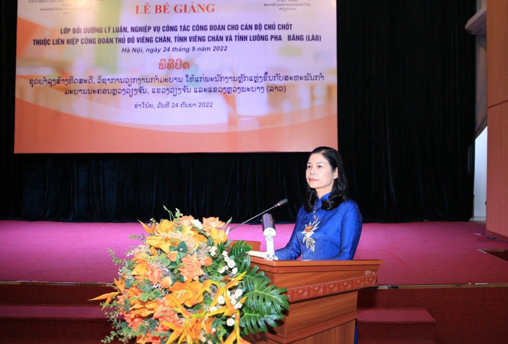  Phó Chủ tịch Thường trực LĐLĐ TP Hà Nội Đặng Thị Phương Hoa báo cáo kết quả lớp đào tạo